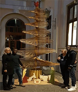 L'albero di Natale fatto dai migranti arriva nel cortile del Consiglio Regionale della Toscana